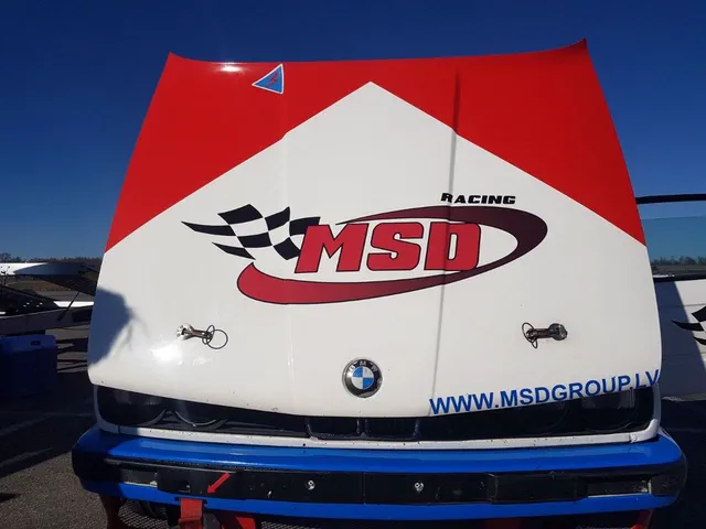 Логотип MSD Racing на капоте BMW